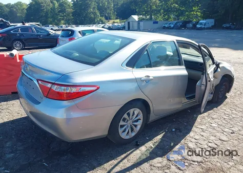 2015 Toyota Camry Le/Xle/Se/Xse z USA, uszkodzony, nr VIN 4T4BF1FK2FR477957